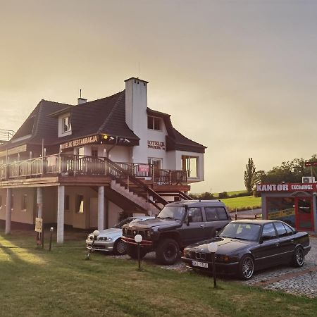 Hotelik Dworek Legnickie Pole Buitenkant foto