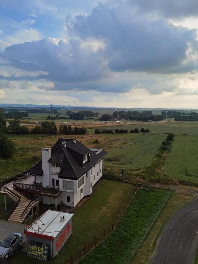 Hotelik Dworek Legnickie Pole Buitenkant foto